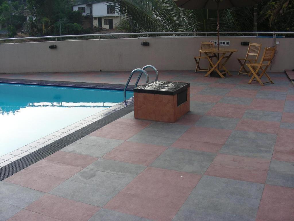 Devon Hotel Kandy Eksteriør billede